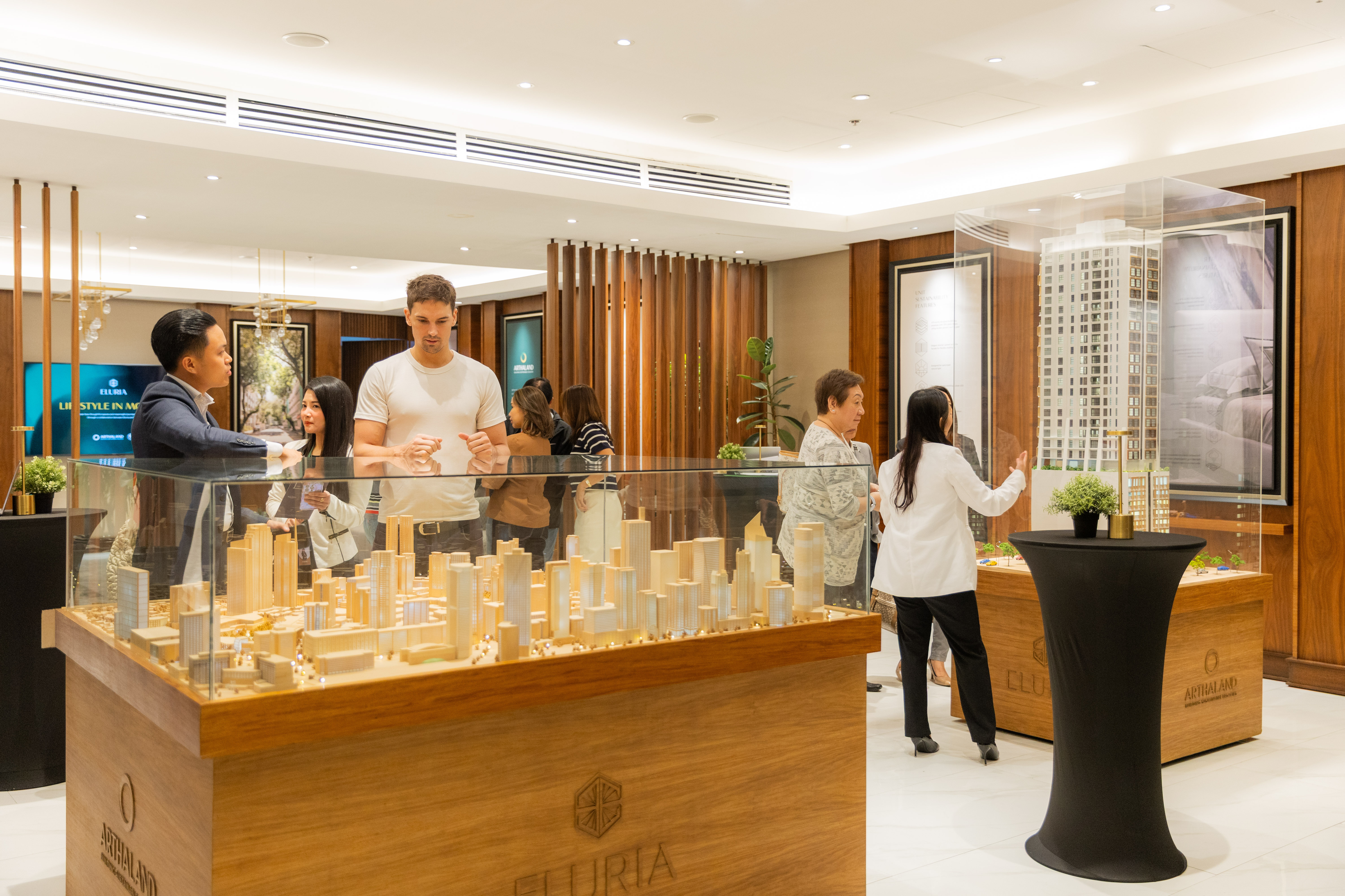 Eluria and Autoallee BMW - Visitors viewed the Eluria building scale model, gaining a closer look at the development's distinctive architecture and intimate collection of only 37 limited-edition residences.