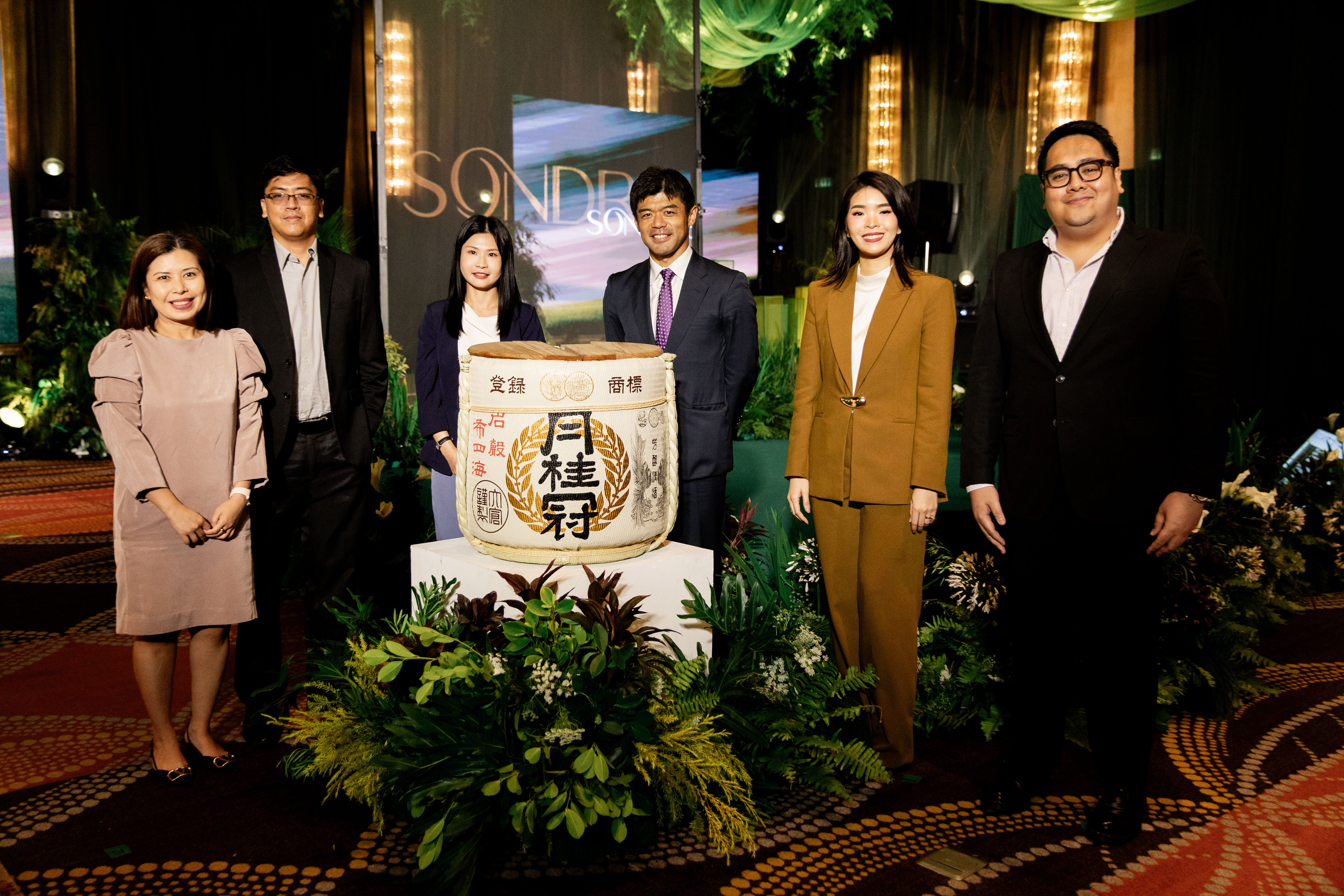 ARTHALAND and Mitsui Fudosan (Asia) celebrate the launch of Sondris with a traditional Kagami Biraki sake toast. From left to right: Karen Soriano, Associate Vice President for Project Development, ARTHALAND; Jerome Cruz, Strategic Funding & Investments Unit Manager, ARTHALAND: Yan Fen Tan, Deputy General Manager, Mitsui Fudosan (Asia); Toshiki Hoshino, Senior Manager, Mitsui Fudosan (Asia); Pamela Go, Marketing Group Head, ARTHALAND; and Ken Peña, Sales Management Group Head, ARTHALAND.
